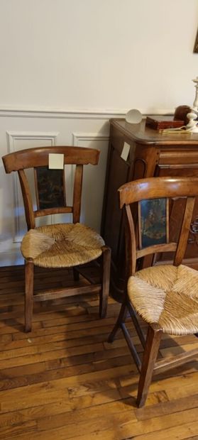 null Deux chaises paillées, le bandeau peint à décor de scène de parc, XIXè sièc...