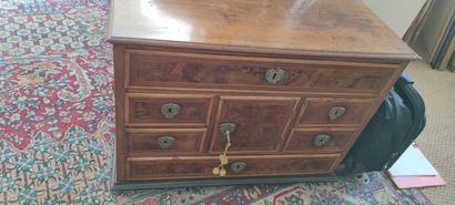 null Cabinet en bois de placage de loupe et décor de filets sur le devant, sept tiroirs.

XVIIIème...