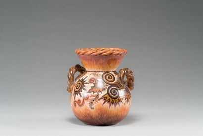 null Vase à anses en céramique signé FOUILLEN-QUIMPER.

H.: 31.5 cm.