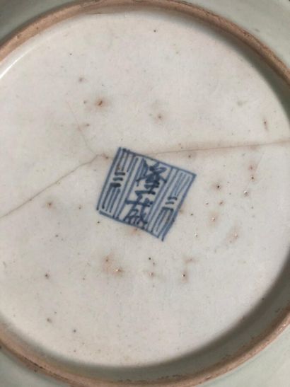 null Assiette en porcelaine de Chine à fond vert.

Diam.: 23 cm.