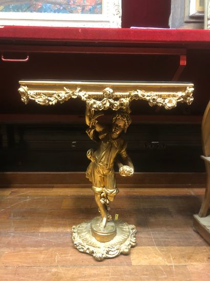 null Console en bois sculpté et doré à décor de personnages, style italien.

81 x...