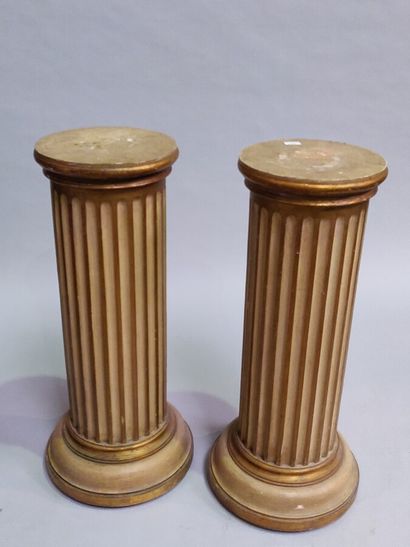 null Paire de colonnes en bois laqué à décor de cannelures, style Louis XVI.

Hauteur:...