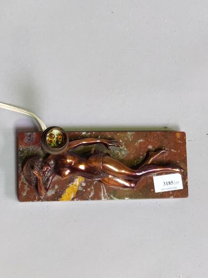 null Femme allongée en bronze montée en lampe, socle en marbre

9 x 23cm