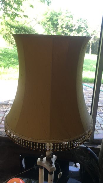 null Lampe colonne tripode en albâtre, fin XIXè siècle. 

H : 102 cm