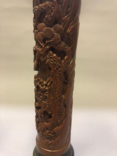 null Deux diffuseurs à parfums en bois sculpté

Chine, XXème siècle

Cylindriques,...