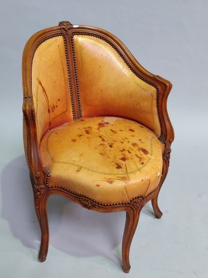 null 
Fauteuil en cuir orange style Louis XV




Hauteur: 83.5cm




Tâches et déchirures...