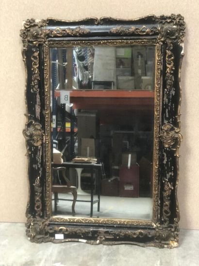 null Miroir en pâte dorée noir et or.

Napoléon III.

101.5 x 70 cm. 

(Usures).