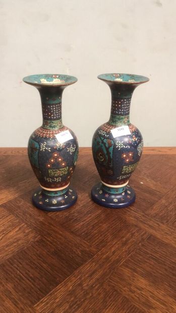 null Paire de vases en faïence à la manière du cloisonné.

Hauteur : 27.5 cm.