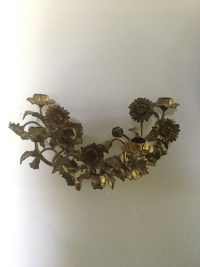 null Paire d'appliques métal doré à décor de fleurs. 

L : 30 cm