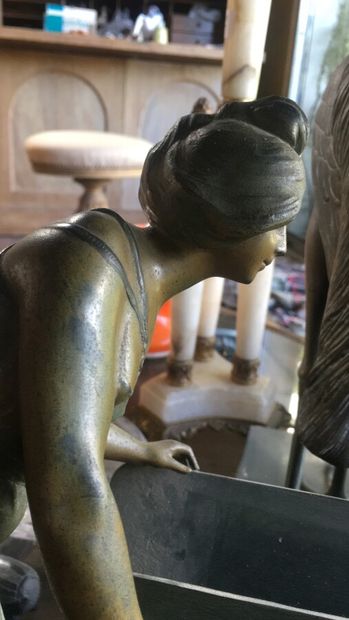 null Pied de lampe en bronze à décor de femme, "l'amateure d'estampe", vers 1900.

H...
