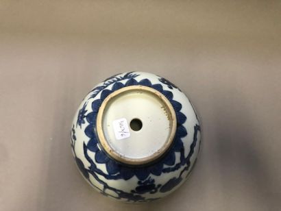 null Bol chauffant en porcelaine bleu blanc

Chine, XXème siècle

Circulaire, l'intérieur...