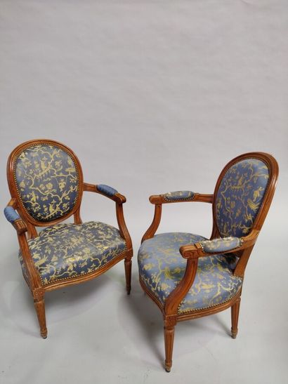 null Paire de fauteuils médaillon en bois naturel, style Louis XVI.

Hauteur: 88cm...