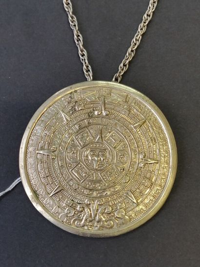 null MEXIQUE : Pendentif-broche circulaire en métal argenté avec chaîne.

Diam. :...