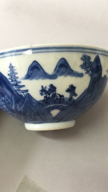 null CHINE:

Bol en porcelaine à décor en camaieu bleu, à décor d'une muraille. 

Marque...