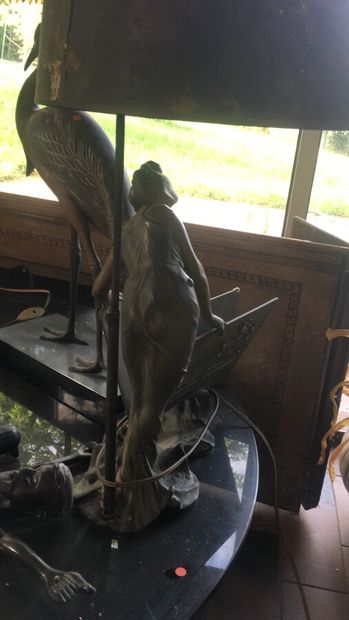null Pied de lampe en bronze à décor de femme, "l'amateure d'estampe", vers 1900.

H...