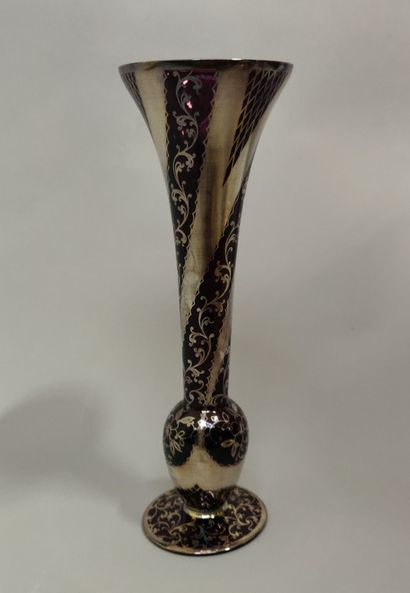 null Petit vase cornet soliflore verre violet à décor argenté de fleurs et

feuillages...