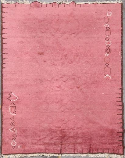null Tapis marocain rose à motif géométrique.

290 x 197 cm.