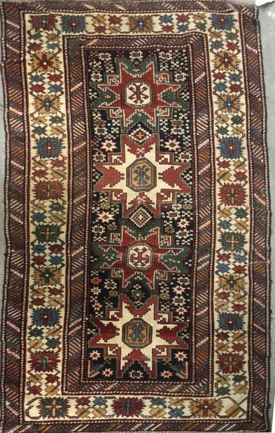 null Tapis Caucase Chirvan- Lesghi, fin XIXème

Champ du tapis à décor de médaillons...