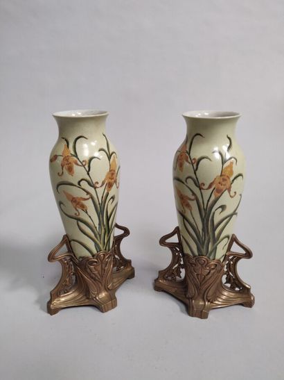 null Paire de vases balustres en céramique à décor peint polychrome d'iris. 

Montures...