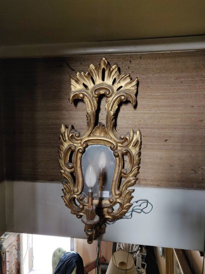null Applique « Miroir » en bois doré.

Style XVIIIème siècle.

H : 68 cm L : 31...