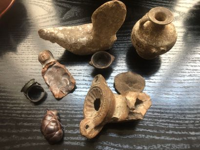 null Lot d'objets de fouilles comprenant : 

- Vase à anses en terre cuite (acc.)

-...