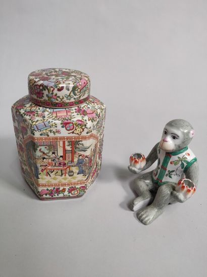 null CHINE: 

Lot en porcelaine comprenant un pot couvert et un singe assis porte-bougies....