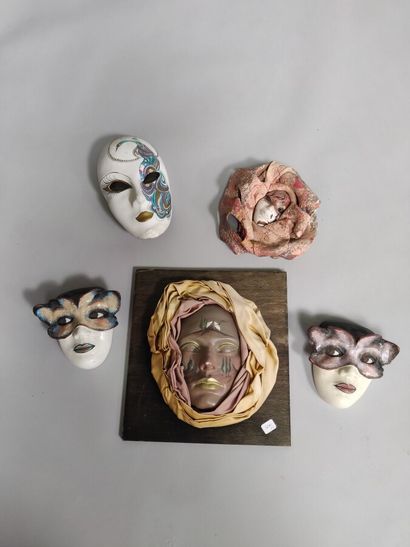 null Lot comprenant un ensemble de cinq masques en céramique ou carton à décor polychrome.

Dans...