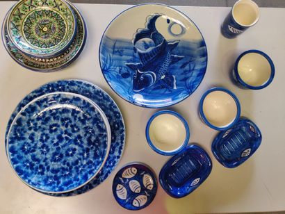 null VIETNAM: 

Ensemble en porcelaine à décor en camaïeu bleu de poissons et fleurs...