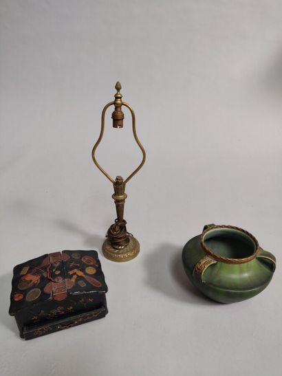 null Lot comprenant un bougeoir en bronze forme en pied de lampe, un vase à anses...