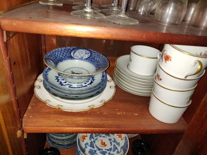 null Lot de porcelaine, assiettes, coupes bleues et blanches, cinq tasses et sous...