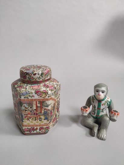 null CHINE: 

Lot en porcelaine comprenant un pot couvert et un singe assis porte-bougies....