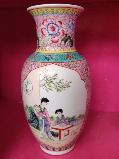 null CHINE : Vase moderne style "Famille Verte".

H : 31.5 cm