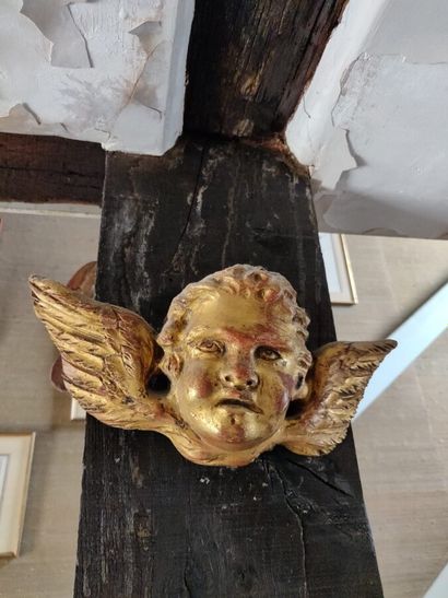 null Elément décoratif en bois doré, tête d'angelot.

L : 27 cm.