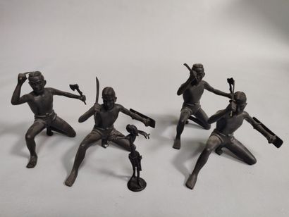 null Lot comprenant quatre guerriers agenouillés en bronze à patine brune tenant...