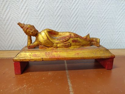 null Un bouddha couché en bois rouge et doré. Thaïlande . 

23,5 cm x 8 cm