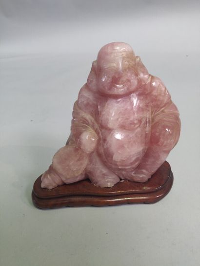 null CHINE : Sculpture en quartz rose représentant un putaï souriant tenant un éventail....
