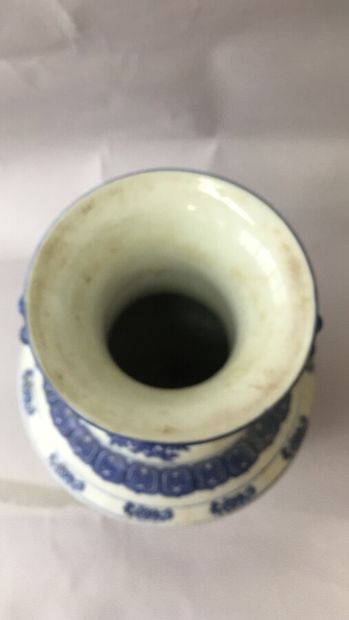 null Vase en porcelaine de Chine à décor en camaieu bleu de paysages.

Marque au...