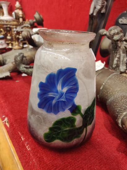 null Vase conique en cristal dégagé à l'acide et peint polychrome à décor d'une fleur...