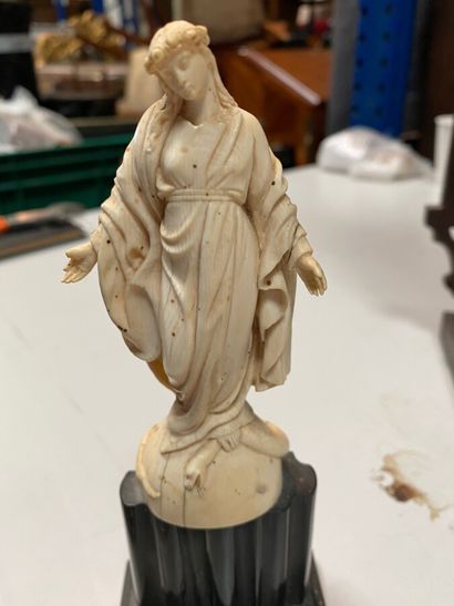 null Sculpture en ivoire représentant la Vierge, représentée debout, terrassant le...