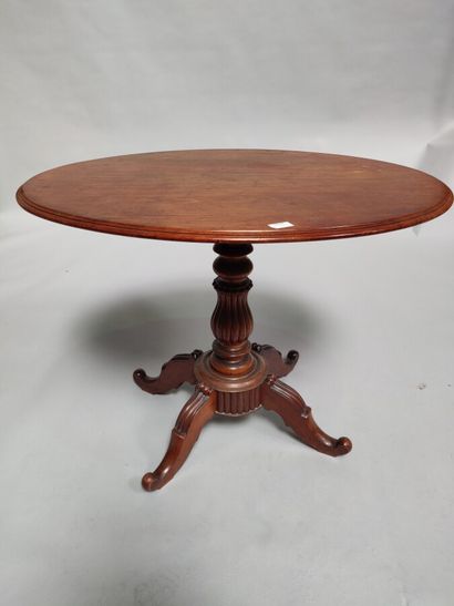null Oval pedestal table in natural wood.

19th century.

H : 71 cm W : 94 cm D :...