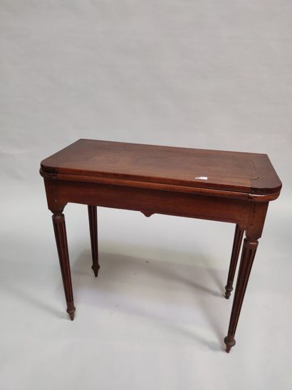 null Table à plateau dépliant pieds cannelés, style Louis XVI.

H : 77cm, L :83 cm,...
