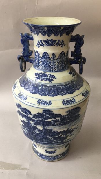 null Vase en porcelaine de Chine à décor en camaieu bleu de paysages.

Marque au...