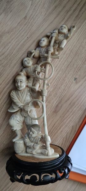 null Okimono en ivoire sculpté à décor d'acrobates.

Japon, circa 1940.

H : 25 cm.

Poids...