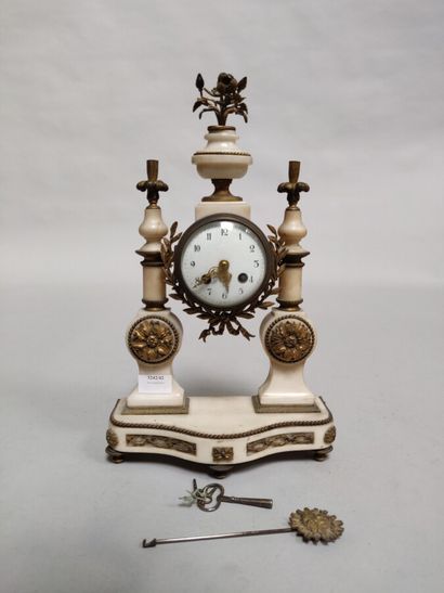 null Petite pendule portique en marbre blanc et bronze.

Style Louis XVI.

H : 43...