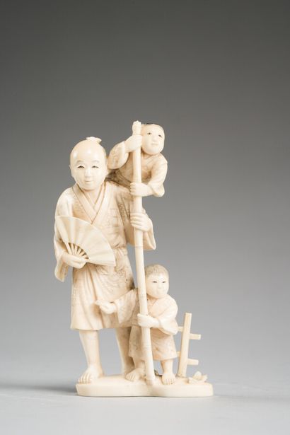 null Okimono en ivoire sculpté.

Japon, circa 1940.

A décor d'homme à l'éventail...