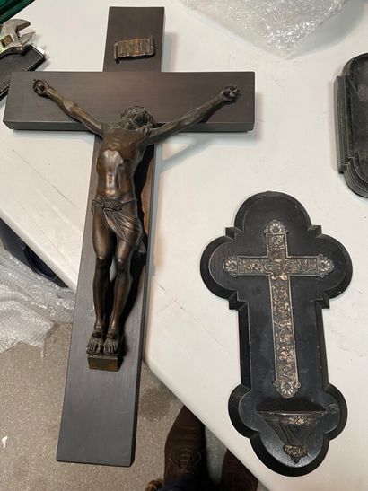 null Crucifix composé d'un Christ en métal à patine brune, la croix en bois teinté.

Circa...