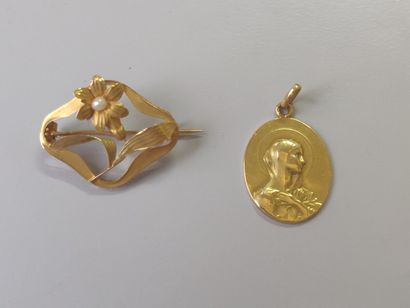 null Lot d'or 750/1000 comprenant une broche fleur avec petite perle et une médaille...