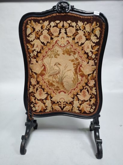 null Fire screen in blackened wood, the leaf decorated with dots.

Napoleon III period.

H...