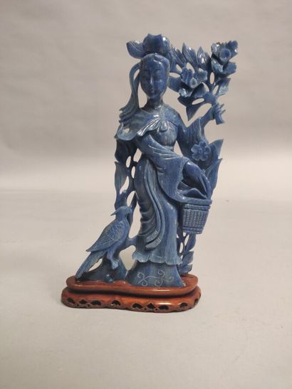 null CHINE : Statuette en pierre bleue représentant une jeune femme à la corbeille...