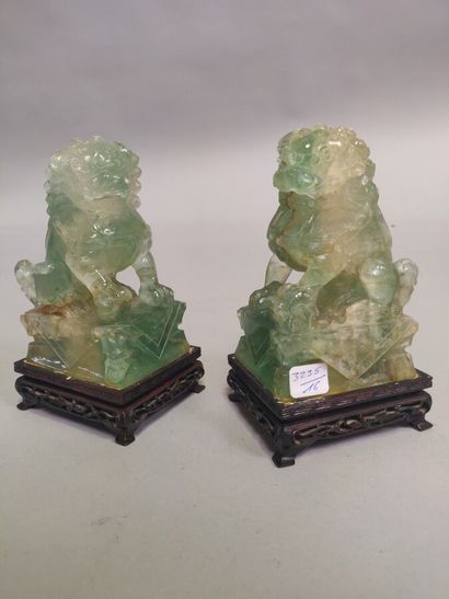 null CHINE : Paire de chiens de Fö en quartz vert représentés assis sur des socles....